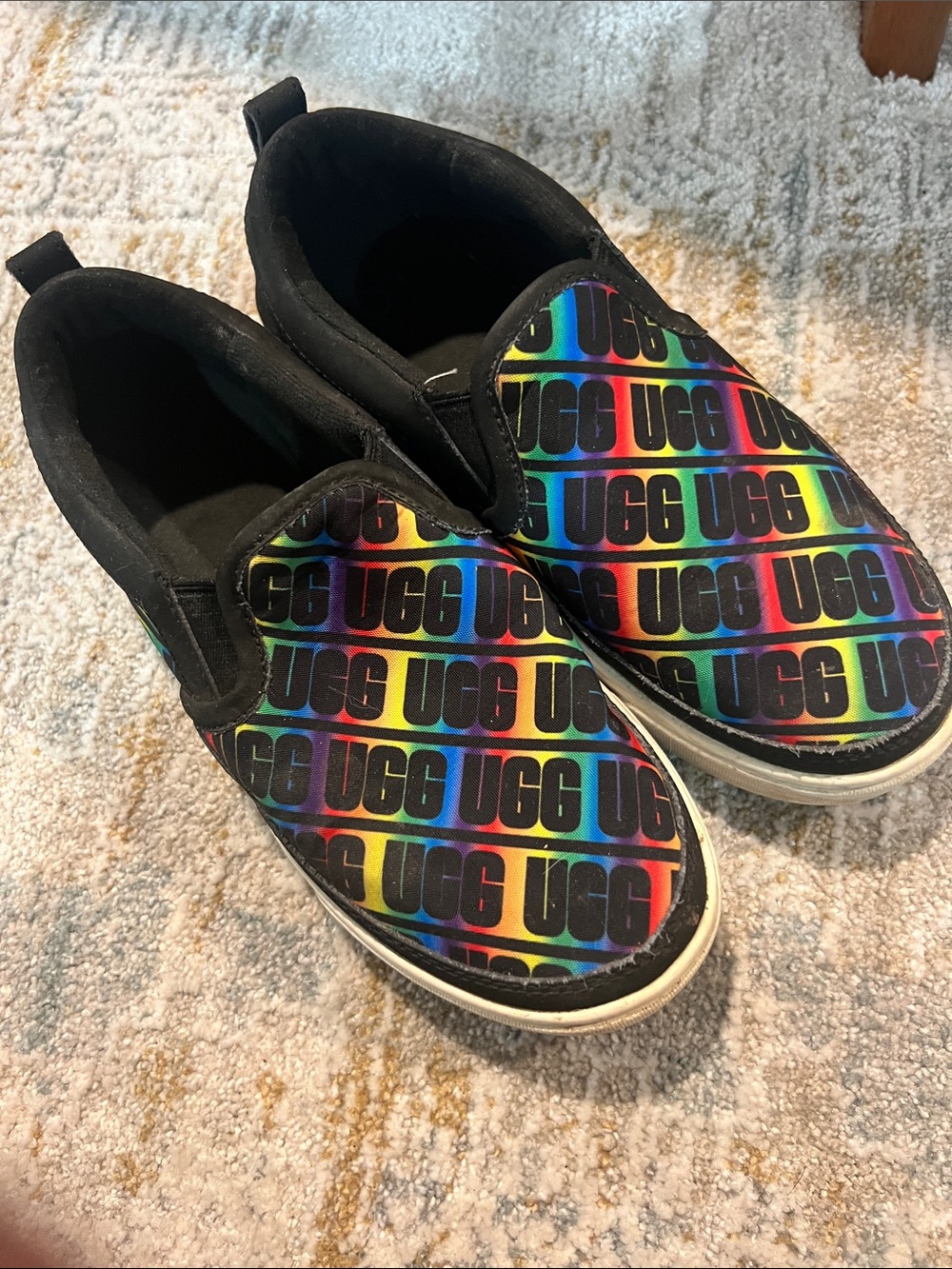 UGG Kids Slip-On Sneakers with Rainbow Logo on Black Base pride sz 2 z19
